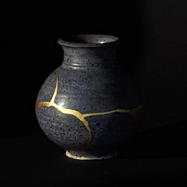 blaue Vase mit kintsugi und goldenem Relief auf der Rückseite