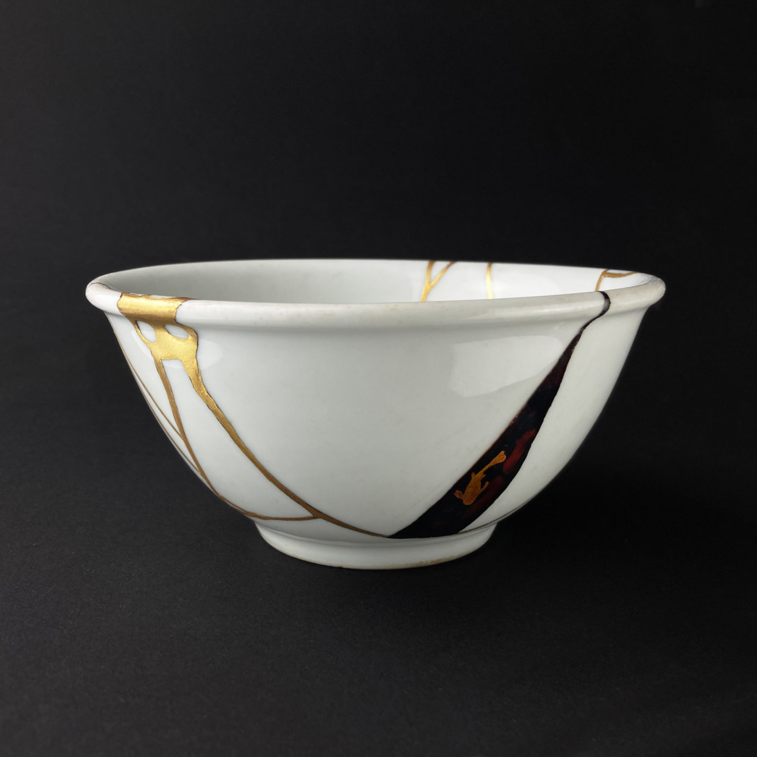 Eine Weiße Schale Mit Kintsugi Und Yobitsugi E