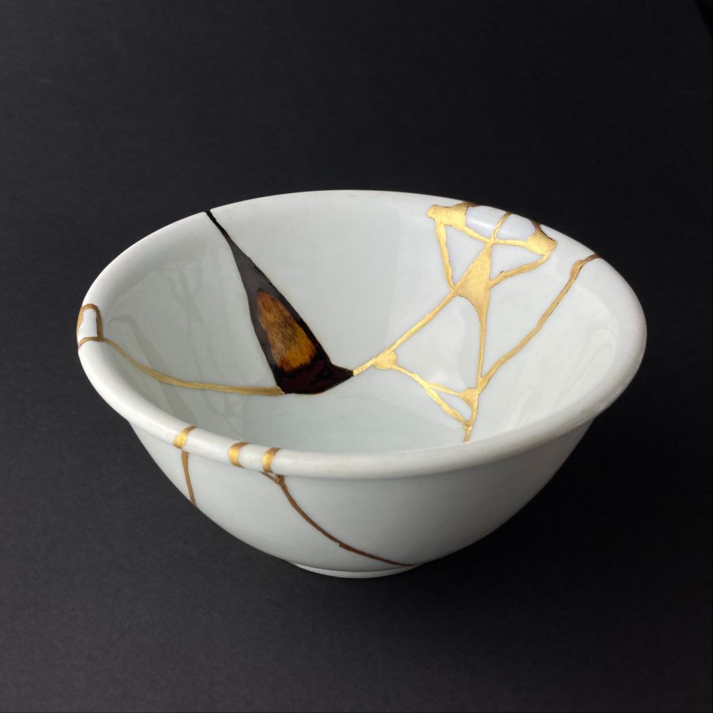 Eine Weiße Schale Mit Kintsugi Und Yobitsugi E