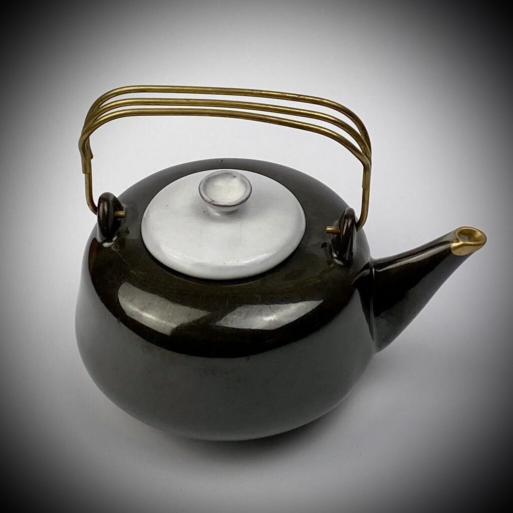 Teekanne schwarz mit Messing-Griff kintsugi-goldene Tülle von Katharina Adick seitlich