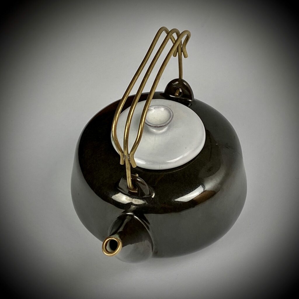 Teekanne schwarz mit Messing-Griff kintsugi-goldene Tülle von Katharina Adick oben-vorn
