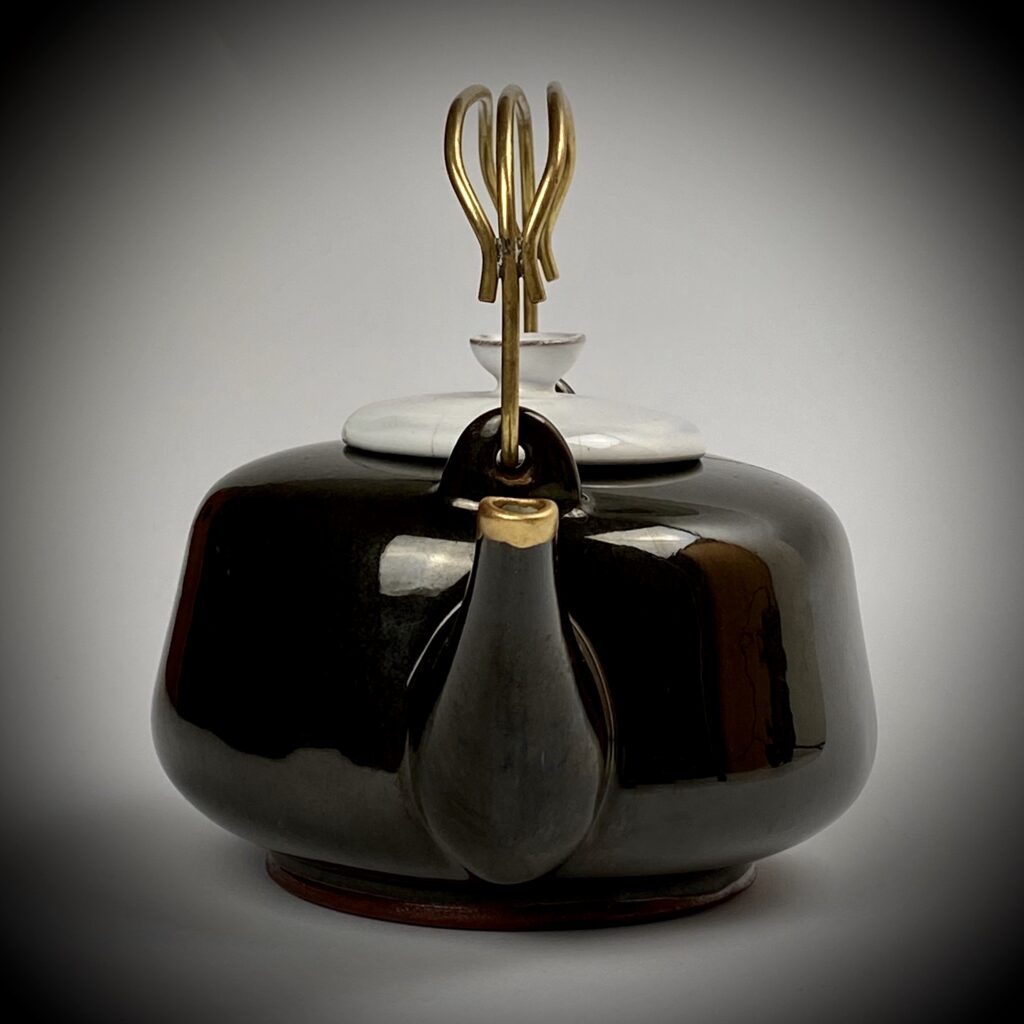 Teekanne schwarz mit Messing-Griff weißem Deckel und kintsugi-goldene Tülle von Katharina Adick vorne