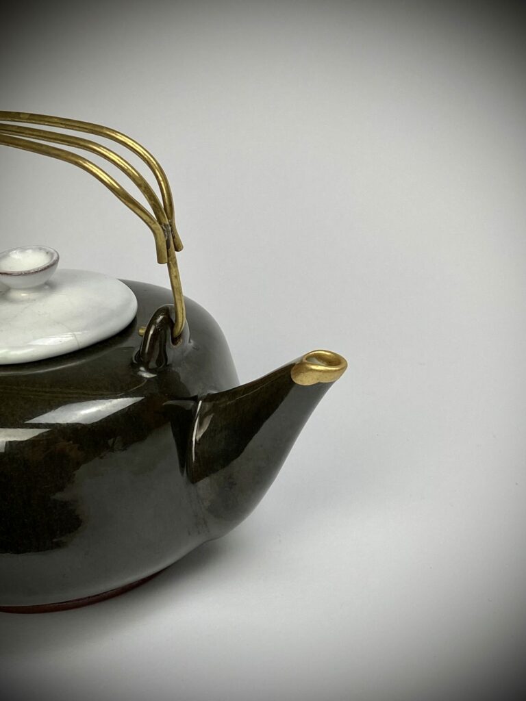 kintsugi-goldene Tülle der Teekanne schwarz mit Messing-Griff von Katharina Adick Nahaufnahme rechts