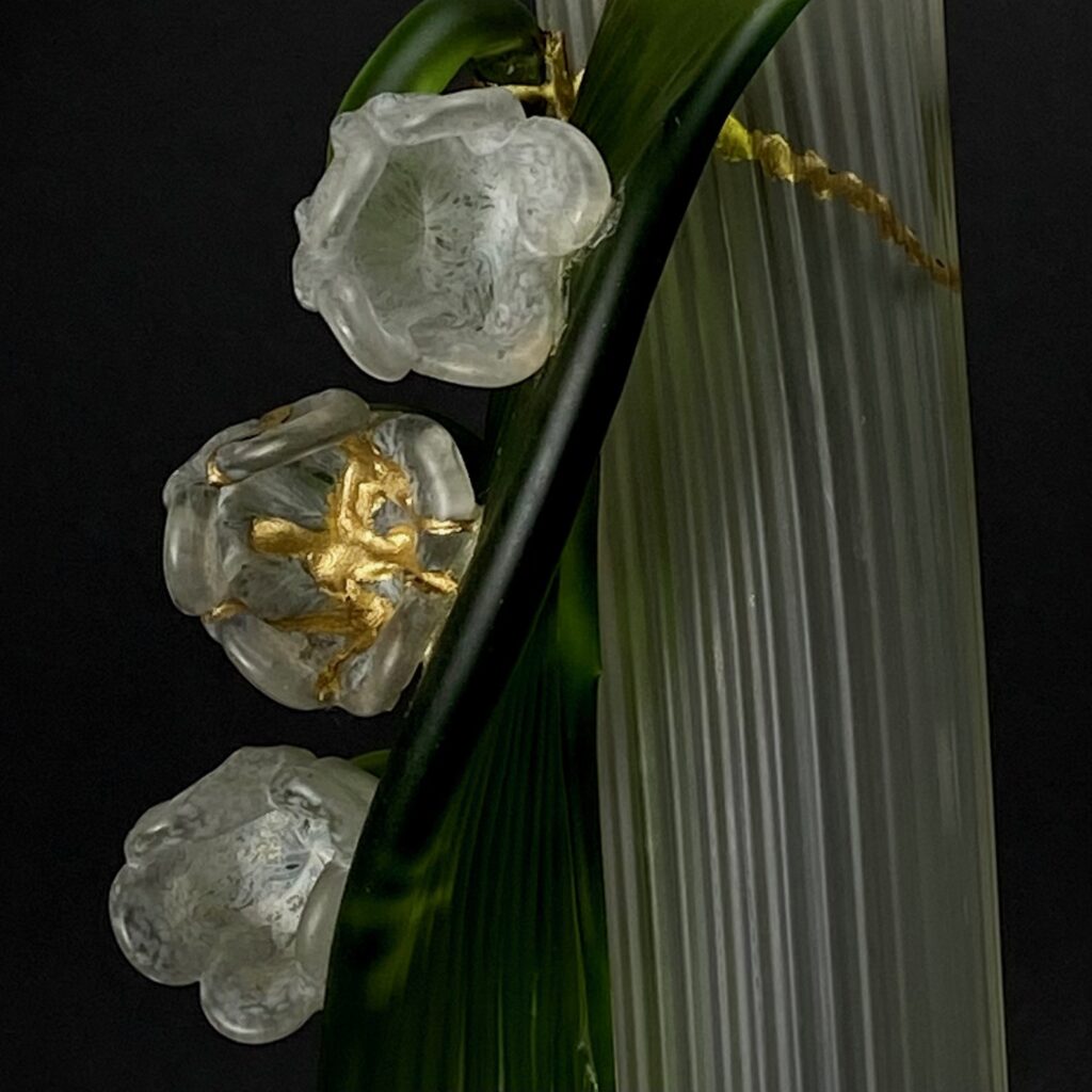 Ein Detail der Jugendstil-Vase aus Glas für die kintsugi-Restaurierung
