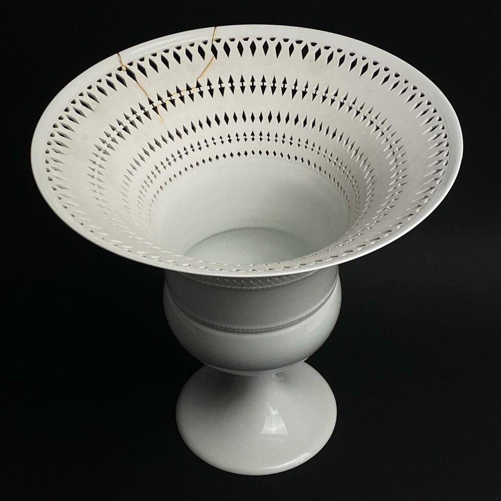 filigrane weiße -Vase, kintsugi-restauriert
