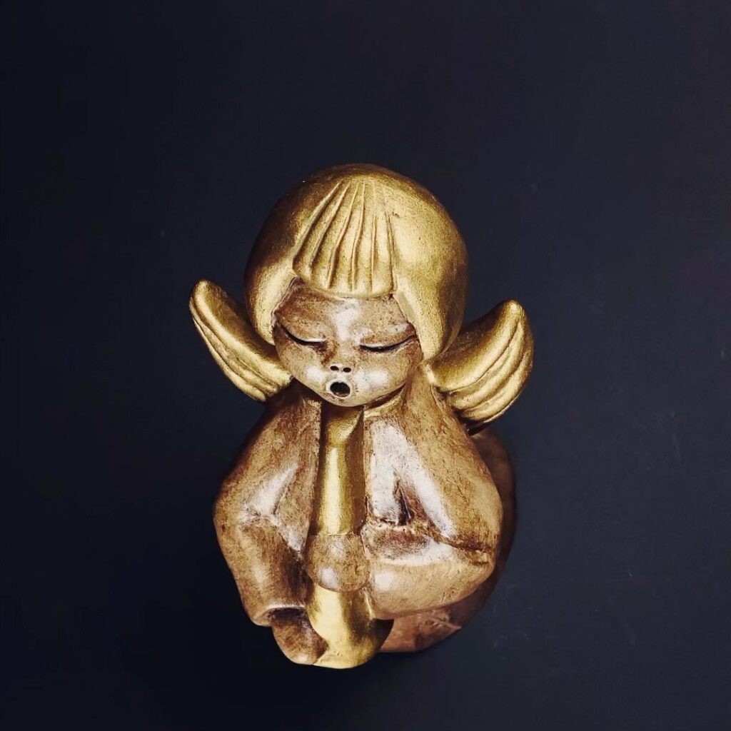 kintsugi-restaurierter Goldengel