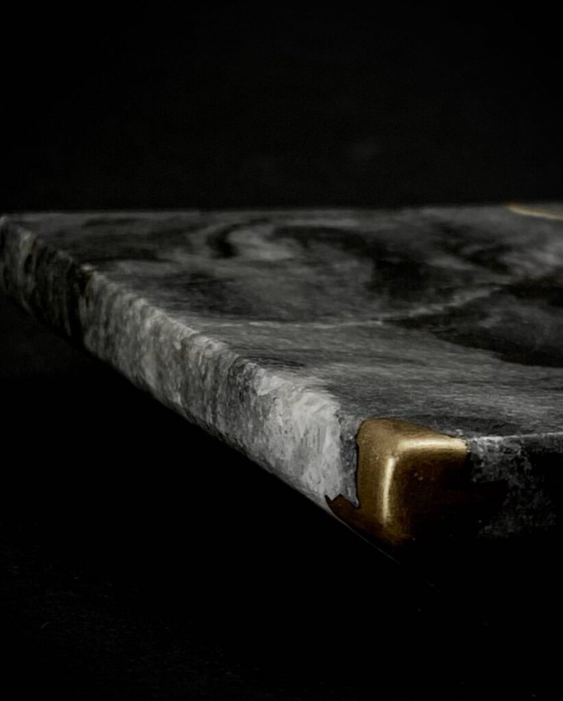 Steinbrett mit Kintsugi-Reparatur, vergoldete Ecke