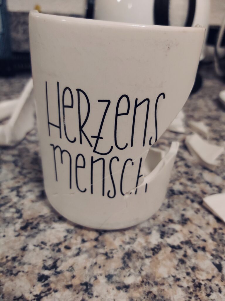 Halb montierte Tasse während der Kintsugi-Reparatur