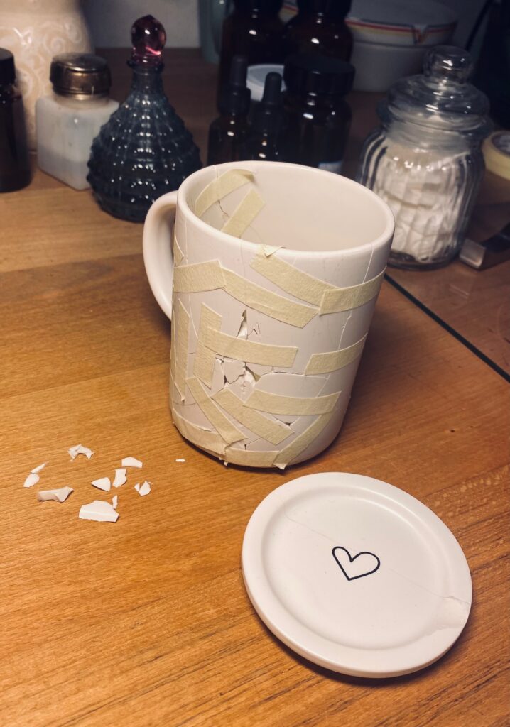 Beginn der Montage der zerbrochenen Tasse von außen