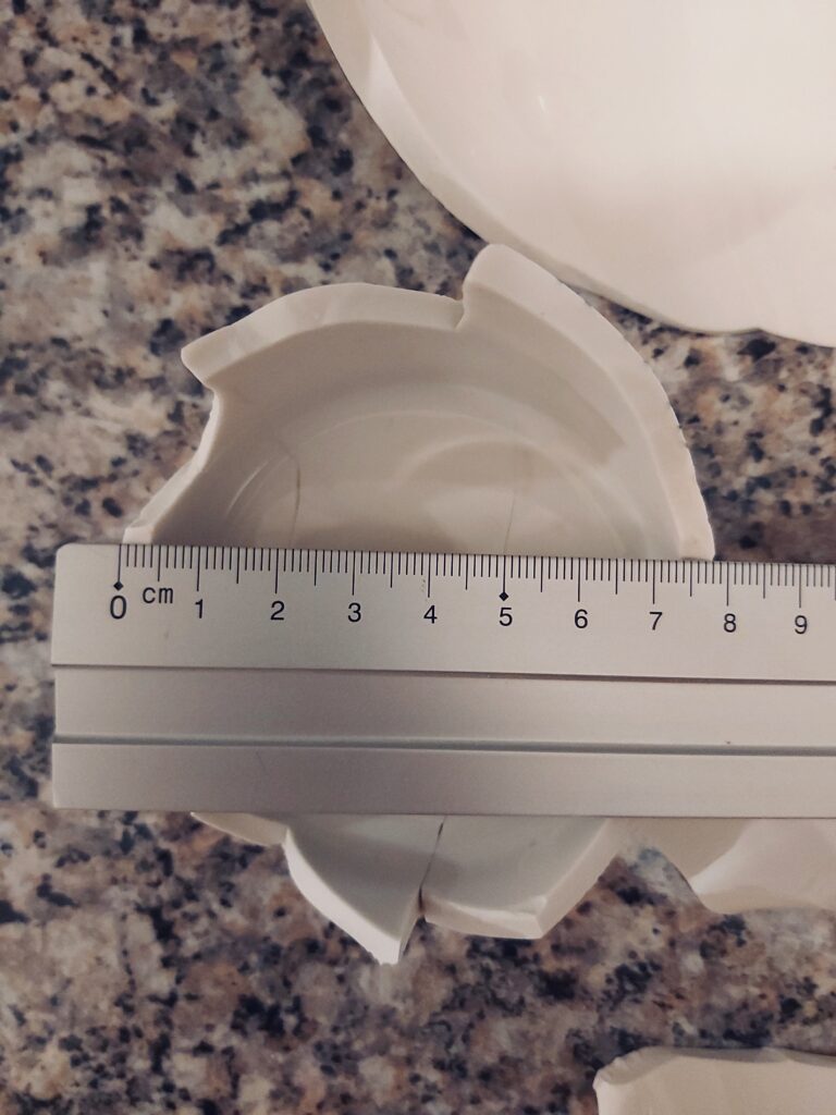 Einzelne Bruchstücke der Tasse zu Beginn der Kintsugi-Reparatur