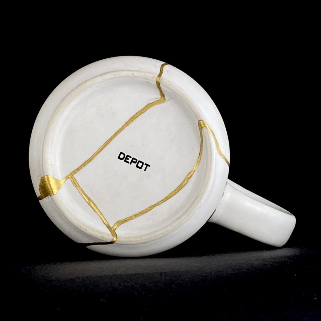 Weiße Tasse mit Kintsugi-Reparatur, Ansicht von unten (Herzensmensch von DEPOT)