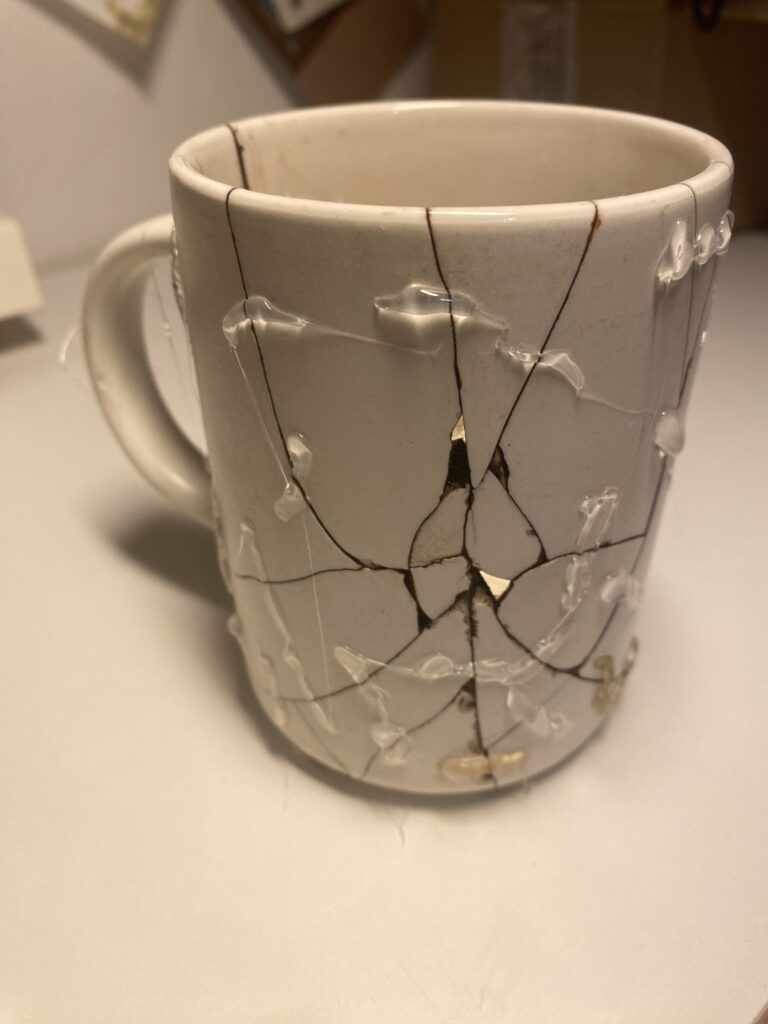 Vollständig montierte weiße Tasse vor der Kintsugi-Restaurierung
