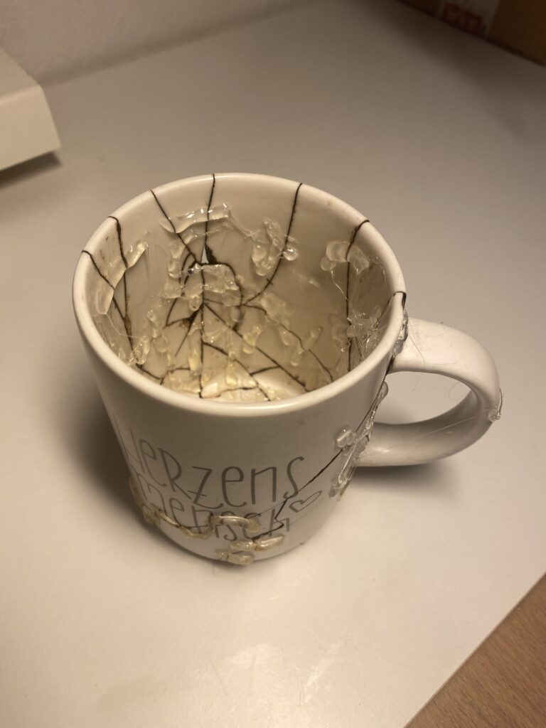 Vollständig montierte weiße Tasse nach Kintsugi-Reparatur