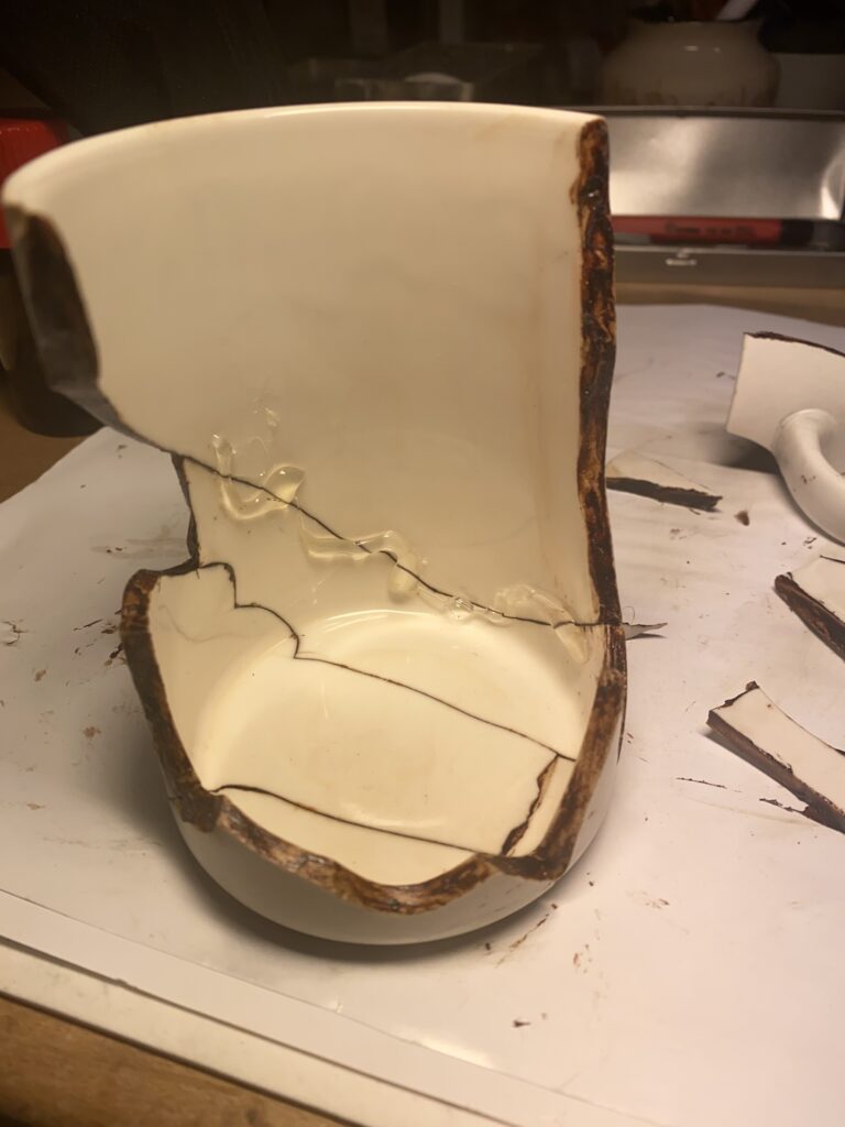 Halb montierte Tasse während der Kintsugi-Restaurierung