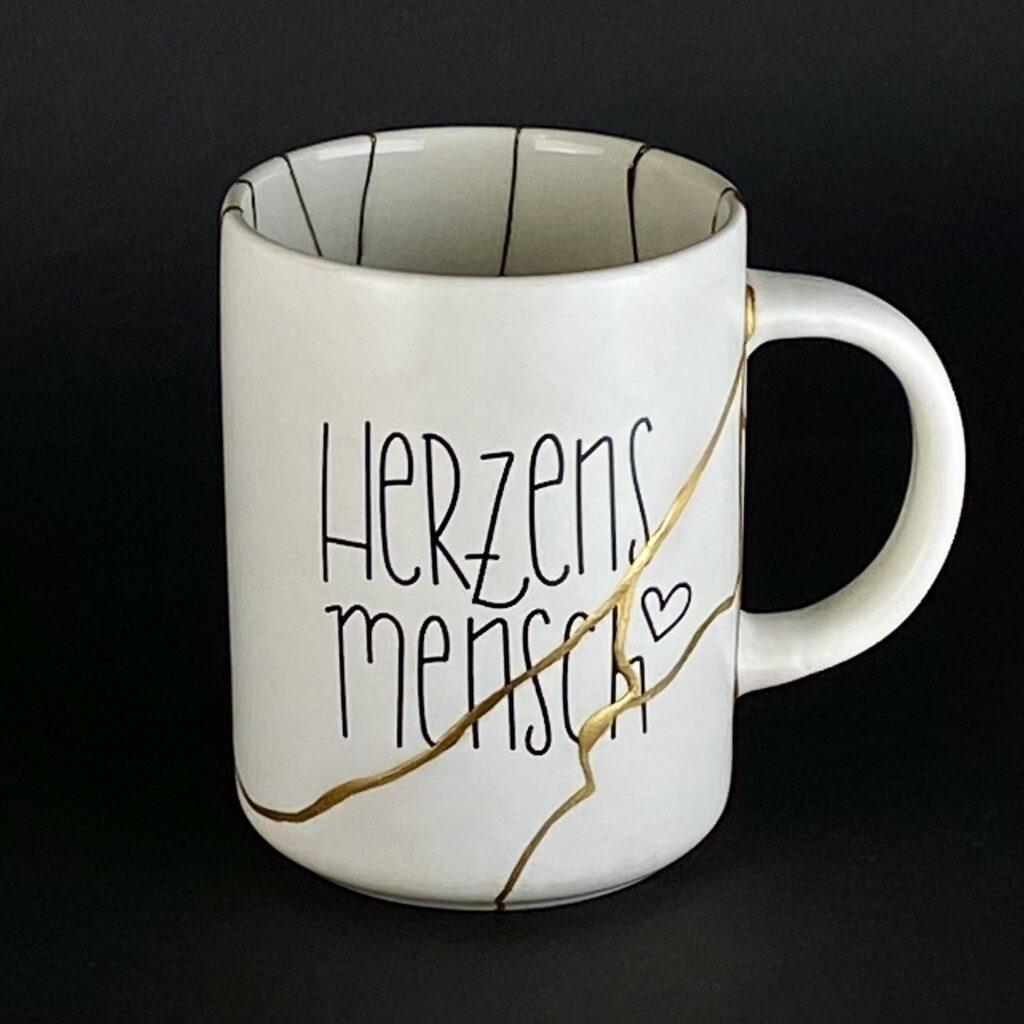 Weiße Herzensmensch Tasse mit Kintsugi-Reparatur, Gesamtansicht
